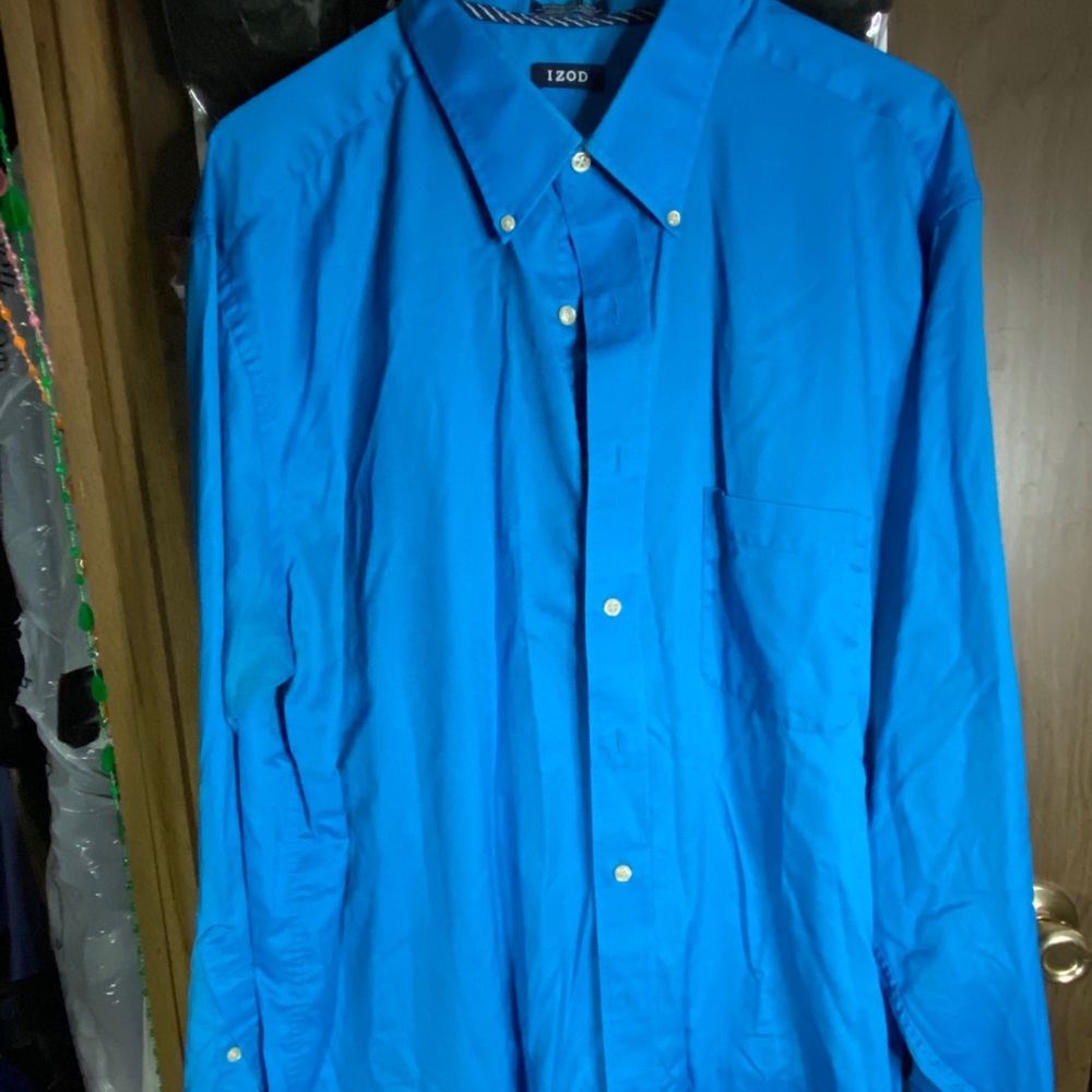 IZOD men’s collared dress shirt. Big and tall fit.
